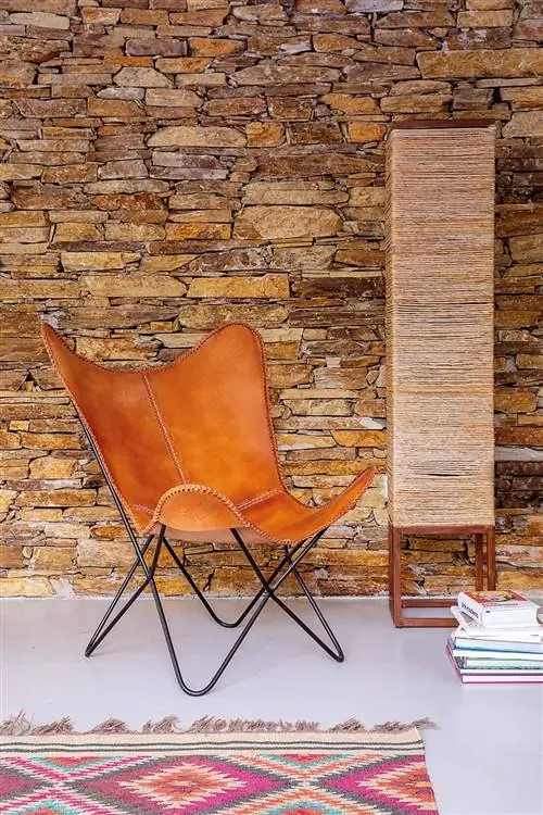 Семейное шале в Мадриде: кресло из кожи бабочки