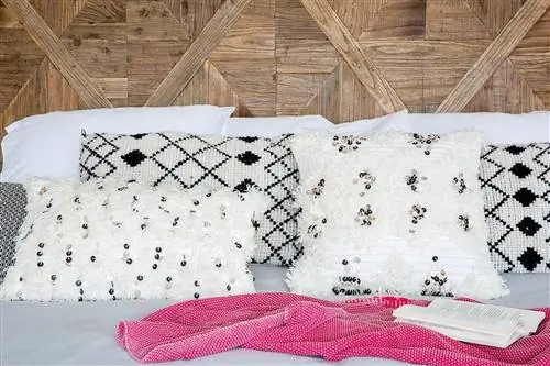Семейное шале в Мадриде: подушки с этническими орнаментами на кровати