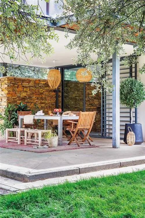 деревянные стулья и табуретки