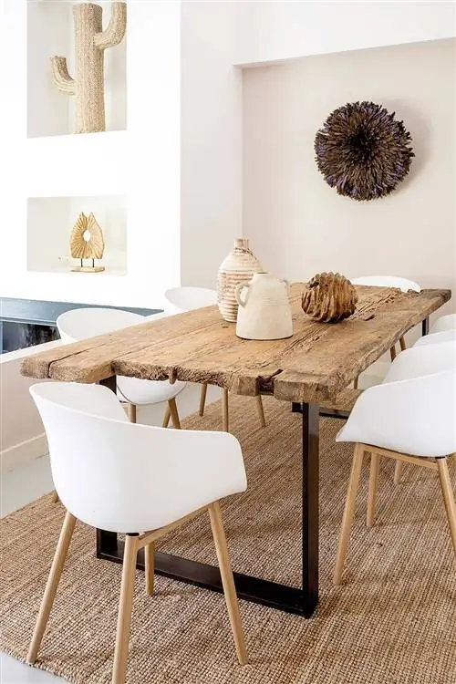 Семейное шале в Мадриде: деревянный обеденный стол в деревенском стиле