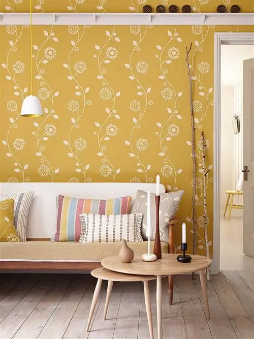 Гостиная с желтыми цветочными обоями