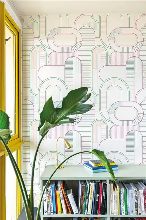 Гостиная с разноцветными обоями с принтом