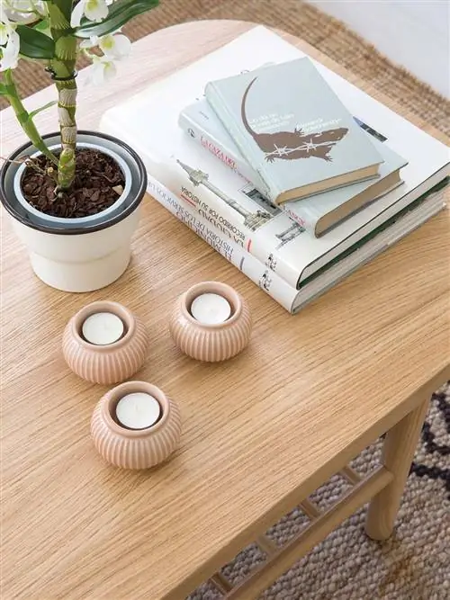 Свечи на журнальном столике