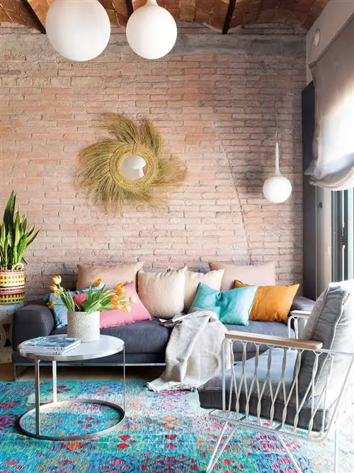 Гостиная с открытой кирпичной стеной