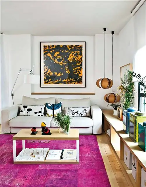 Небольшая гостиная с розовым ковром