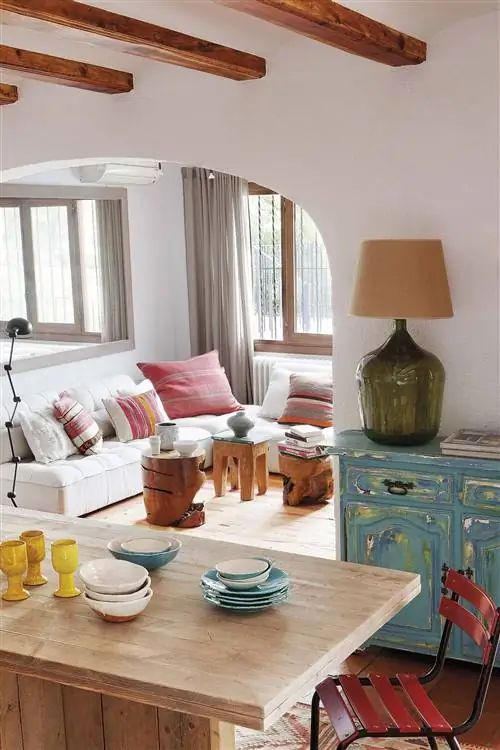 Деревенская столовая с деревянными балками