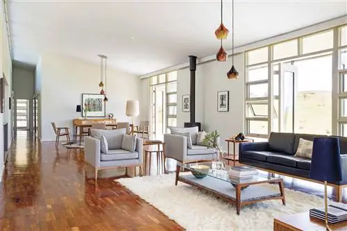 столовая с большими окнами