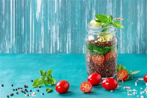 вертикальный салат в стеклянной банке