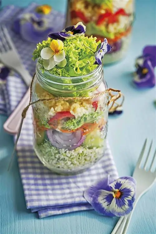 банка булгура с зеленью и овощами