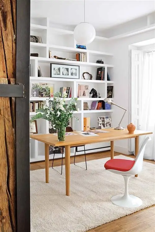 Рабочий стол в гостиной