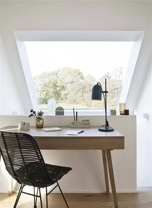 Рабочий стол на чердаке