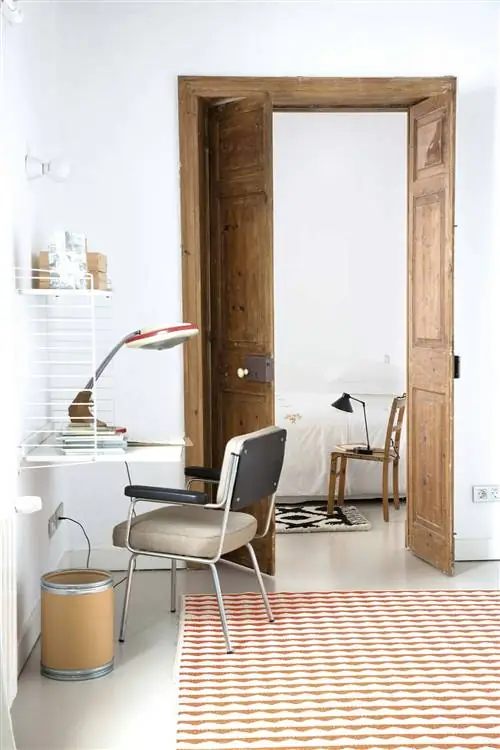 небольшой письменный стол в спальне