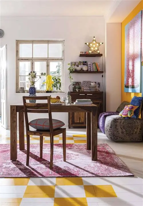 Деревянный стол в классическом стиле