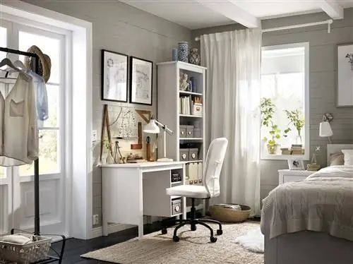 Рабочий стол в спальне