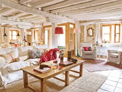 отреставрированный загородный дом с каменными стенами