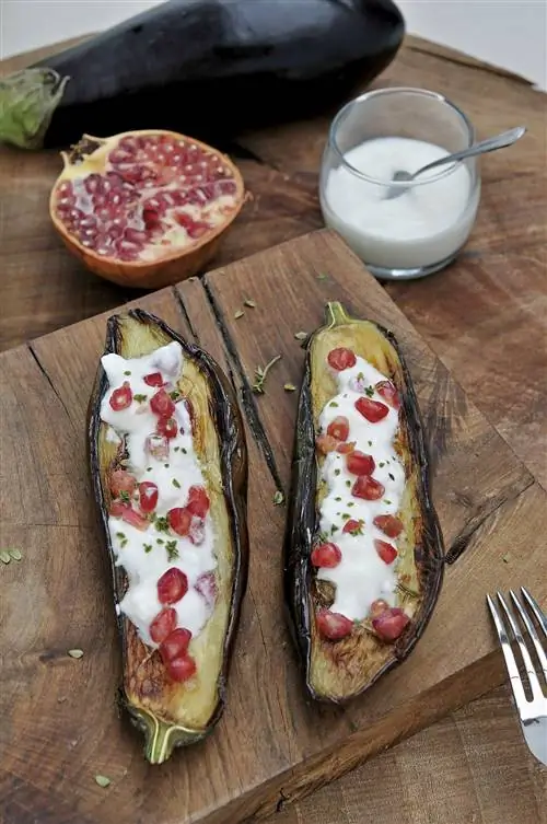 жареные баклажаны с йогуртом и гранатом