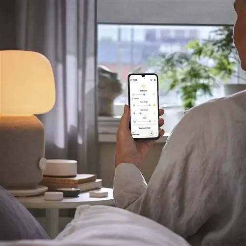 Настольная лампа с динамиком WiFi