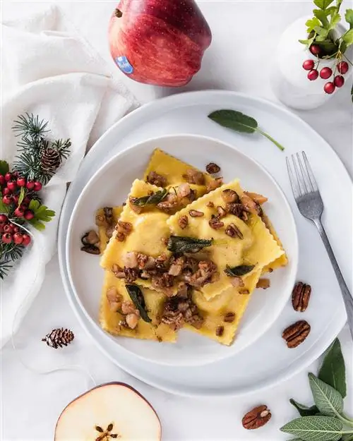 тыквенные равиоли с яблоками и орехами пекан со вкусом шалфея