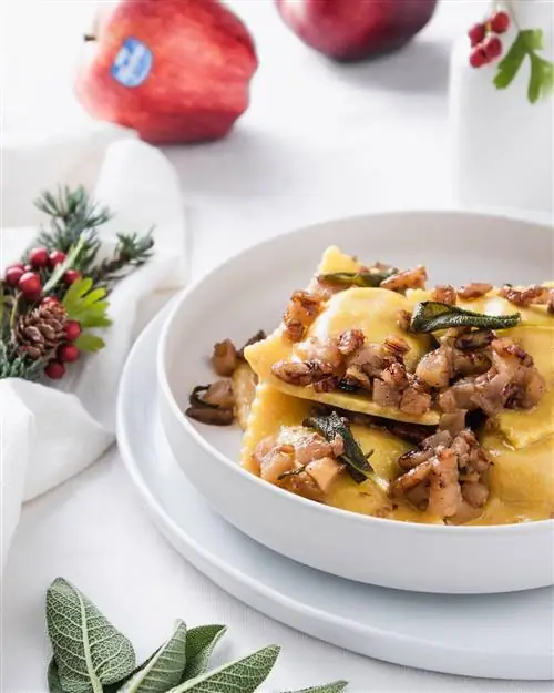 Тыквенные равиоли с яблоками и орехами пекан со вкусом шалфея