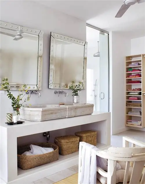 ванная комната в стиле кантри со встроенной раковиной