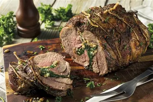 баранья нога, фаршированная кедровыми орешками