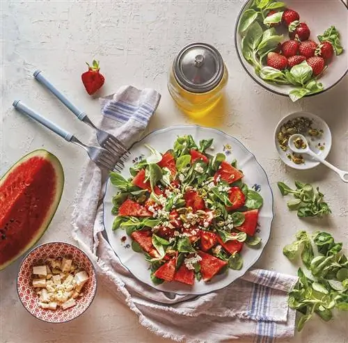 салат из кресс-салата, арбуза и фисташек