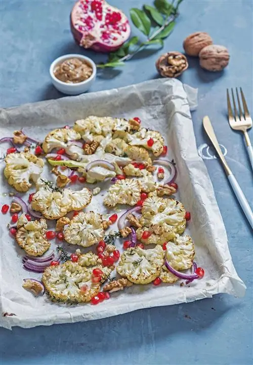 запеченная цветная капуста с грецкими орехами и гранатом