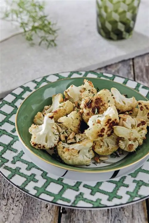запеченная цветная капуста с кедровыми орешками и тахини