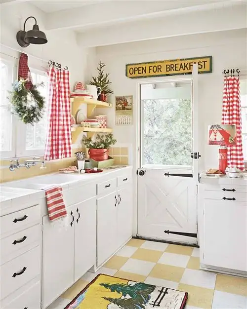 КУХНЯ, УКРАШЕННАЯ НА РОЖДЕСТВО