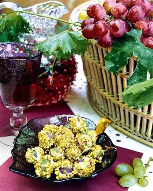 Виноград в кляре с сыром и фисташками Виноград в кляре с сыром и фисташками