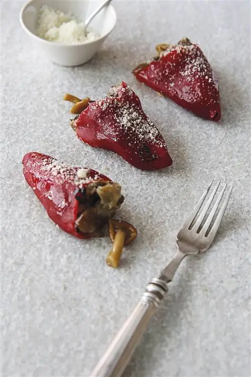 Перец пикильо, фаршированный грибами