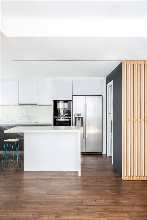 Современная кухня, открытая для гостиной