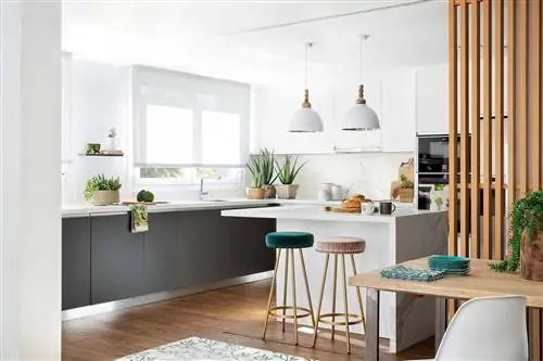 современная кухня, открытая для гостиной с островом, светильниками и табуретками