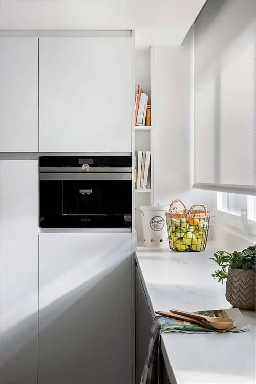 Современная кухня, открытая для гостиной: мини-полка