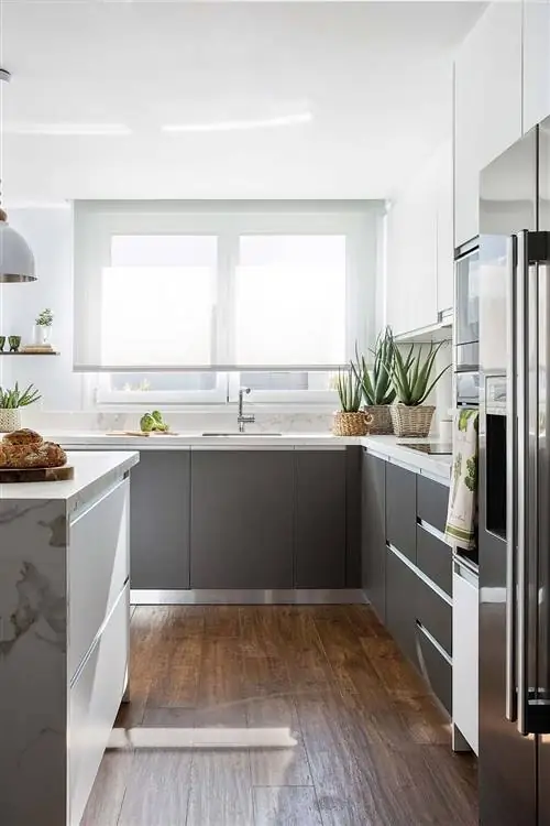 Современная кухня, открытая для гостиной: минимализм