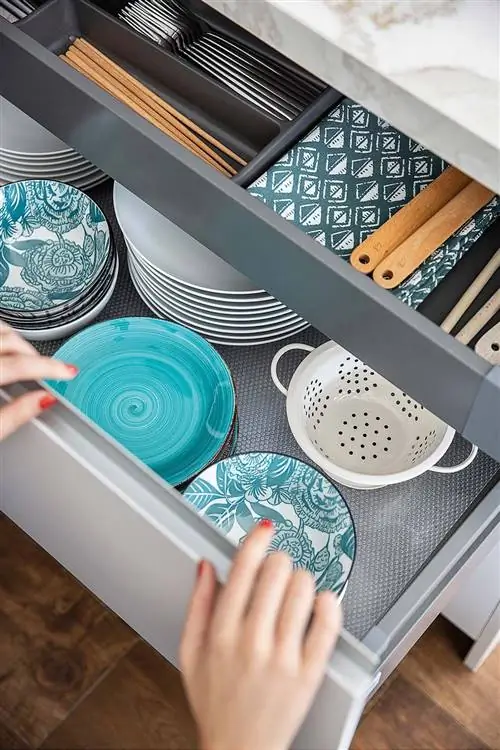 Современная кухня, открытая для гостиной: ящики для хранения