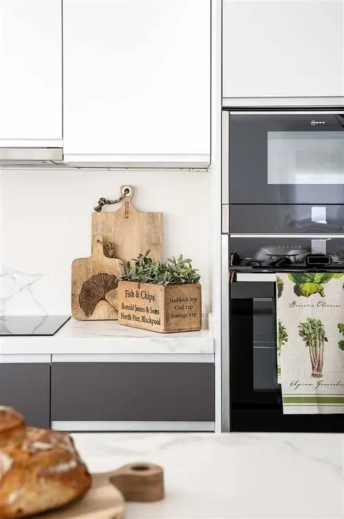 Современная кухня, открытая для гостиной: корзины и доски