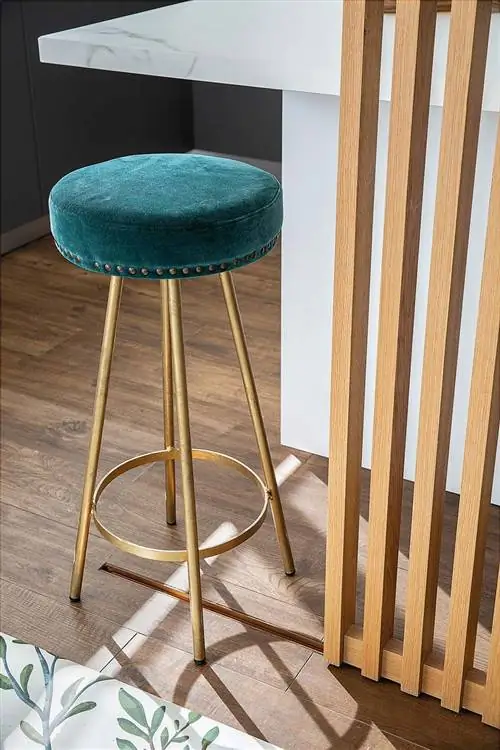 Современная кухня, открытая для гостиной: деревянная решетчатая панель