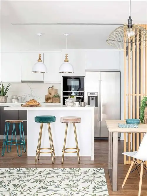 современная кухня, открытая для гостиной, керамический пол