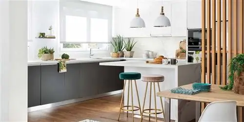 Прекрасная кухня, совмещенная с гостиной. Реформа кухни убрала бельевую веревку, чтобы получить больше света и пространства