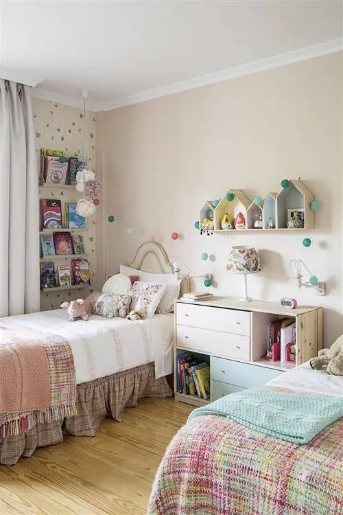 Общая спальня с деревянной мебелью