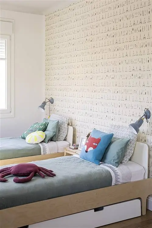 Общая спальня с двумя кроватями с выдвижными ящиками