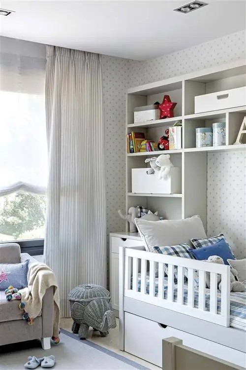 Бело-голубая детская спальня