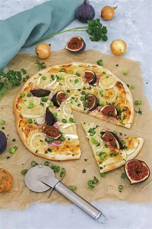 пицца с козьим сыром и инжиром