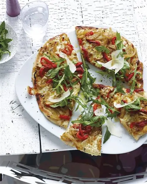 Пицца с жареным перцем и рукколой