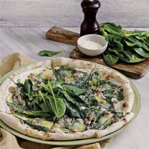 шпинатная пицца с мясом
