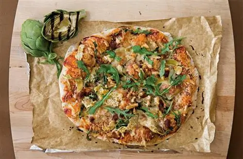 пицца с артишоками, курицей и рукколой