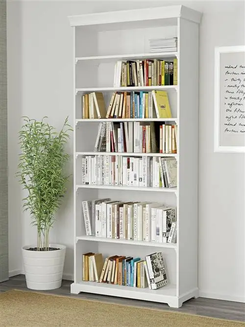 белая книжная полка с книгами