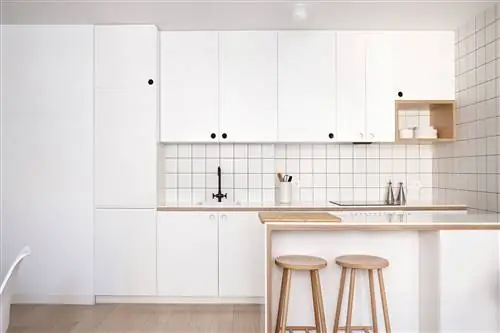 Открытая кухня с плиткой, оформленной в белом цвете