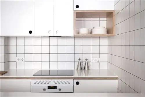 Открытая кухня с плиткой, оформленной в белом цвете